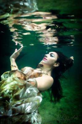 calm-modeling-for-underwater-photoshoot.jpg